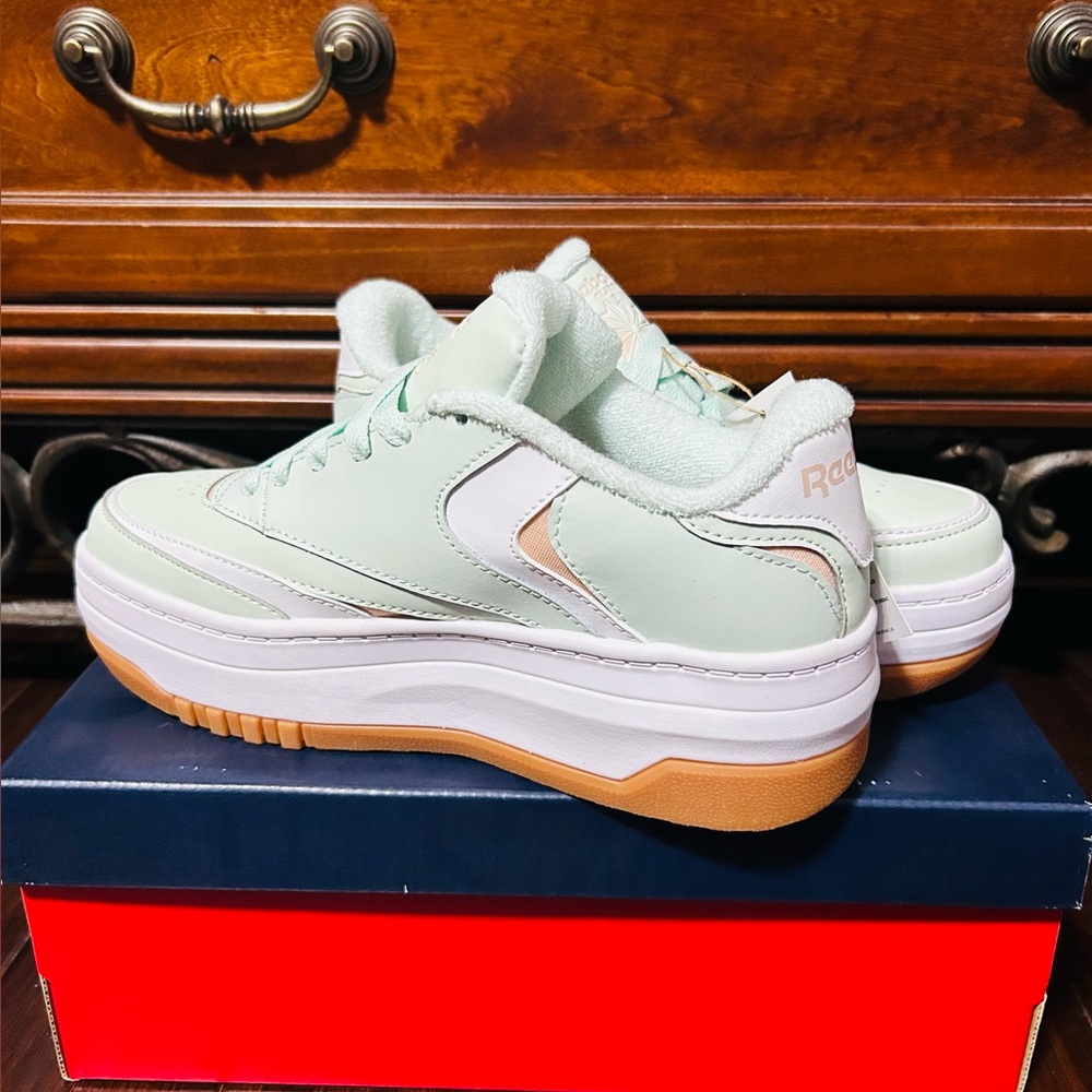 Reebok Club C Extra Sneakers In Big Kid Size 5 & 6. Women Size 6.5 & 7.5 🎁